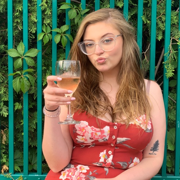 Meet your Posher, Nicole - Picture 2 of 6